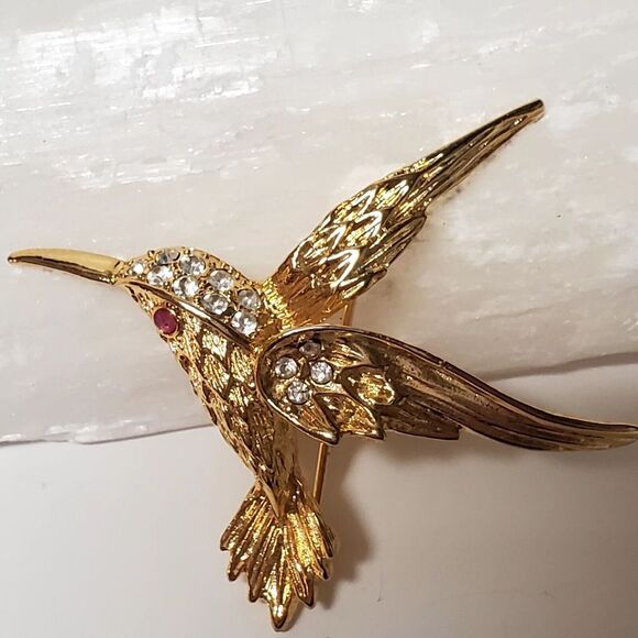 VTG Brooch Hummingbird Flying Detail Pin Gold Tone Clear Rhinestones Red Eye Pin - Picture 4 of 10